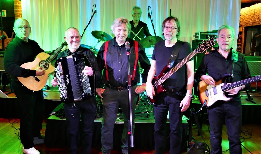 Jan van Zal (midden), hier met zijn 'Old Man's Pleasure Band', plaatste Soest in een tijdmachine: 'back to the Sixties'.
