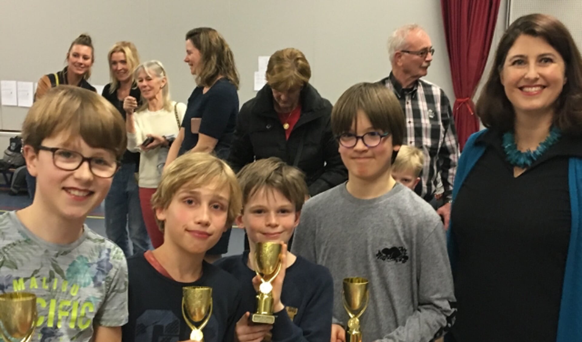 Het winnende team van de Jan Hekmanschool met de bekers.