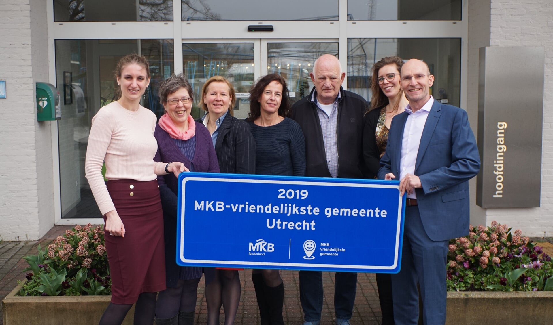 Ambtenaren en vertegenwoordigers van Soester ondernemers zijn blij met de prijs. Vooraan wethouder Liesa van Aalst en Joost Uytewaal van MKB-Nederland Midden.