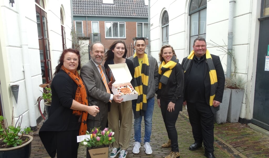 Naast Laura Pellikaan van Democraten Gorinchem staan Anoir Koolhoven, Marjan Versluis en Frits de Waard namens Democraten Gorinchem en (links) Bert Blase en Gemma Biesheuvel van Code Oranje.