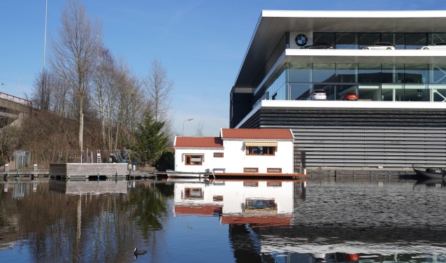 Woonboot wordt overschaduwd door het BMW kantoor.
