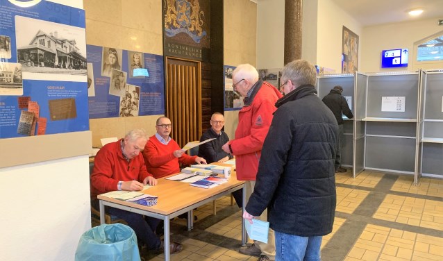 Het stembureau op station Baarn ging vanochtend al om 7.00 uur open.