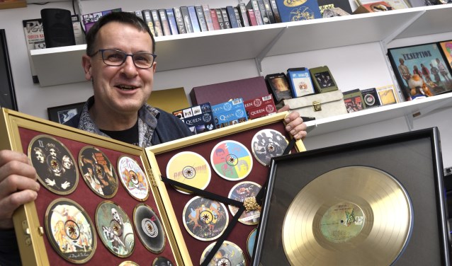 Johan Kommer met een kabinet vol cd´s en een gouden plaat