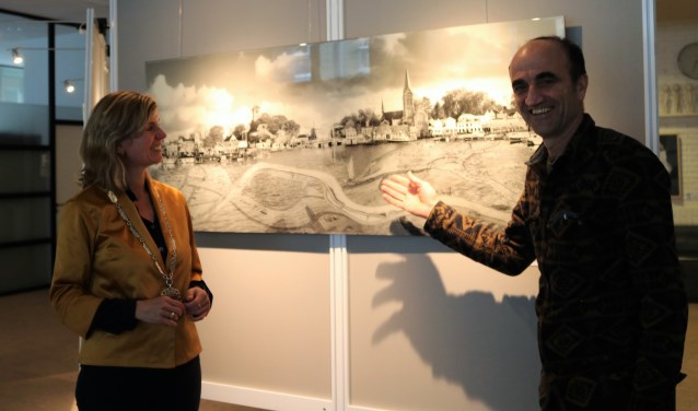 Burgemeester Joyce Langenacker en kunstenaar Nissim Men.
