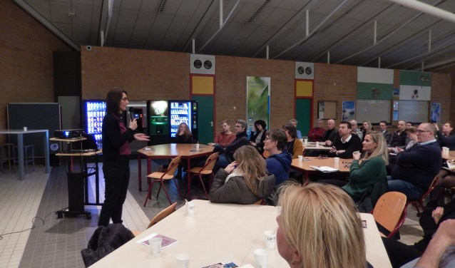 Daphne van der Aa tijdens informatieavond 'Houten on Stage'