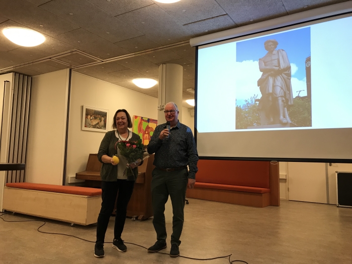 Frits Velker, voorzitter van SB bedankt Drs. Nelly Spanjersberg voor de boeiende lezing Rembrandt en tijdgenoten