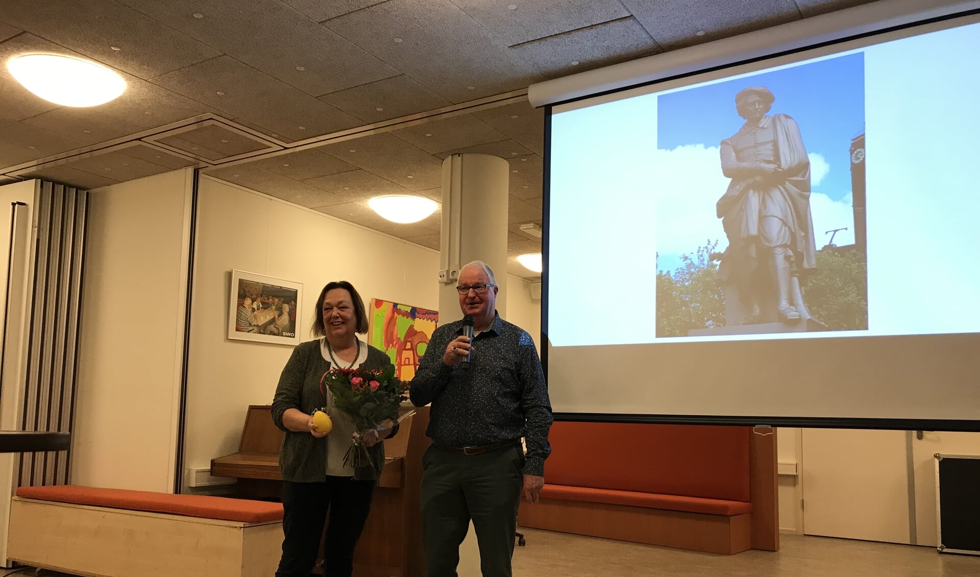 Voorzitter SB Frits Velker bedankt Drs. Nelly Spanjersberg voor de boeiende lezing over Rembrandt en tijdgenoten.