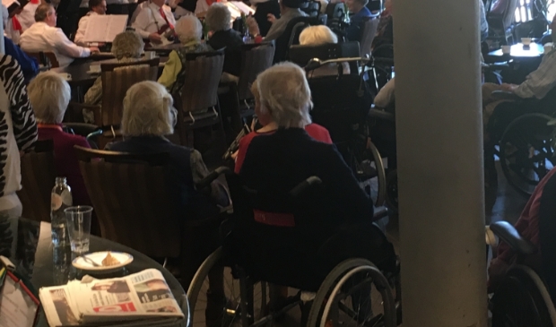 <p>sfeerimpressie in het Haltnahuis van een vorig ouderenfestijn</p>