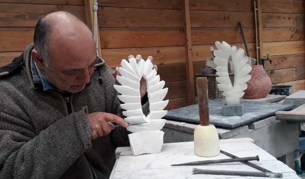 <p>De Cultuurprijs-sculptuur (en de replica's) zijn gemaakt door de Soester kunstenaar Frank Linsewski.</p>