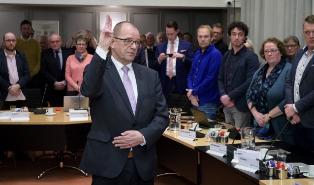 Piet Vat werd dinsdagavond geïnstalleerd tijdens een extra raadsvergadering.