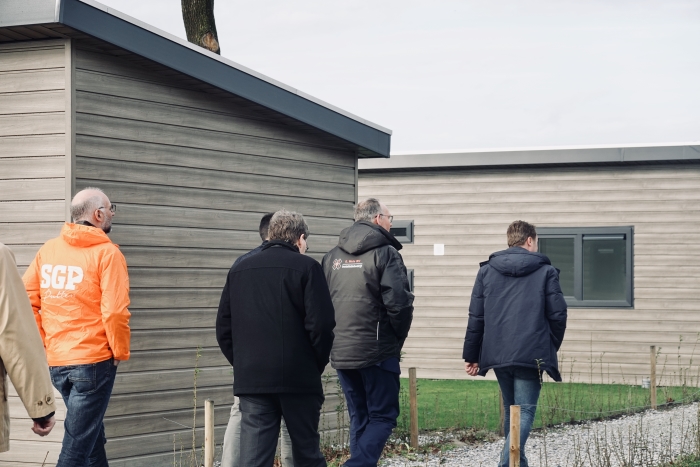 Jochen Sandberg gaat lijsttrekker Klaas Ruitenberg en plaatselijke kandidaat Gerrit van Lagen voor naar de nieuwe chalets.