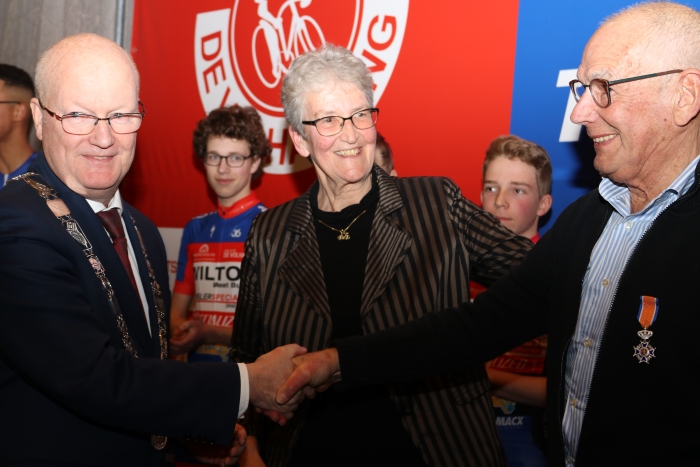 Burgemeester Ruud van Bennekom met Wim Sluis en zijn vrouw Tonnie.