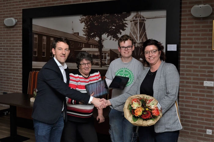 Vrijwilligers ontvangen een iPad en tablet van de heer Doolaard, eigenaar Welcom bij Bos.