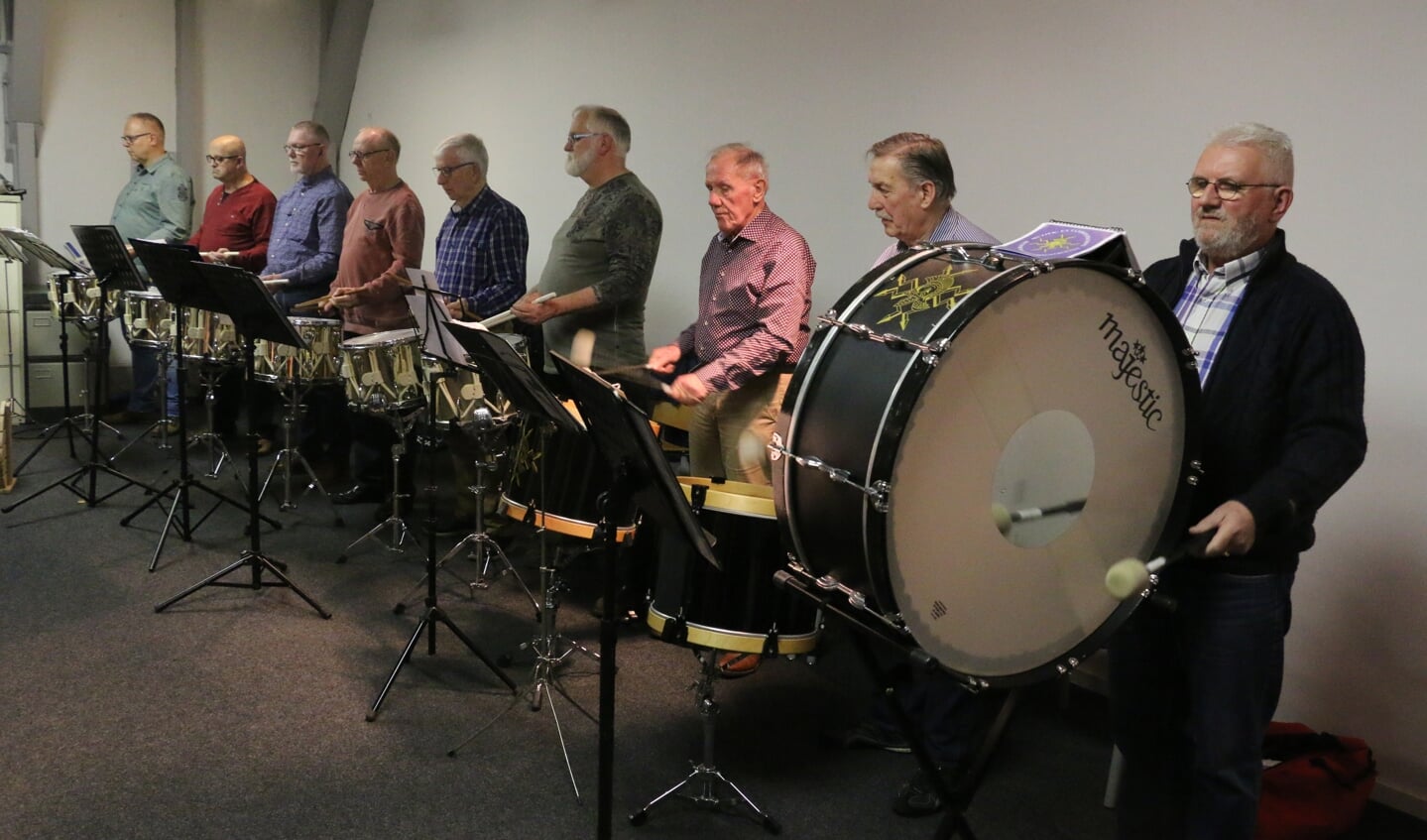 Het Vrijwillig Muziek en Tamboerkorps repeteert in de Generaal Winkelman Kazerne in Harskamp.