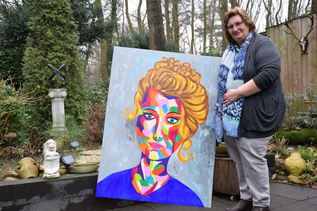 Anja Berends met een van haar werken.