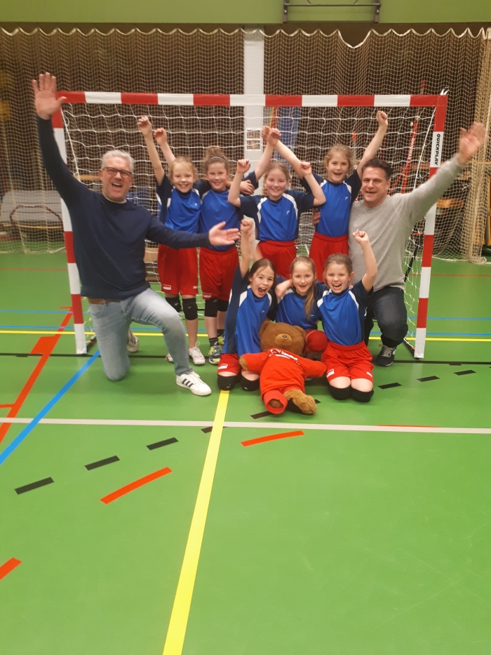 Coach Jeroen, Elin, Frederique, Iris, Rosa, coach Jerry, Linde, Chloë en Myrthe