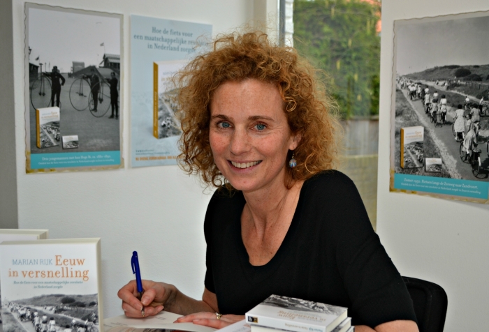 Marian Rijk, schrijfster van Eeuw in versnelling.