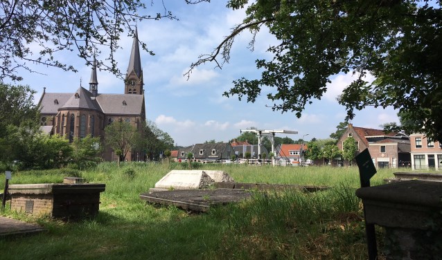 Enkele van de 28.000 graven op Beth Haim