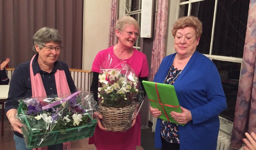 Mevrouw Truus van Rooden wordt in de bloemen gezet vanwege haar 40-jarig lidmaatschap van GOOK