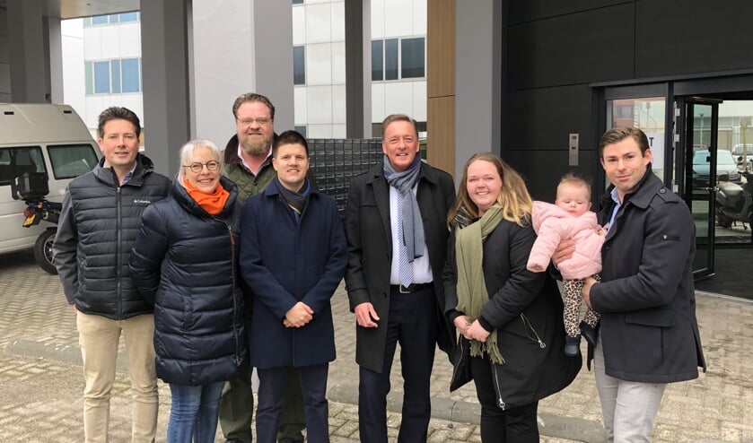 VVD-gemeenteraadsleden met wethouder Ellermeijer en bewoners bij Next Building met starterswoningen.