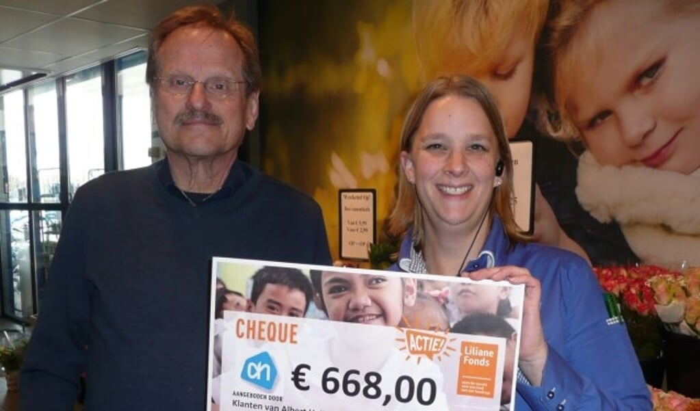 Marieke van der Kolk(r) overhandigt de cheque aan Frits Mutsaers (Foto: Liliane Fonds).