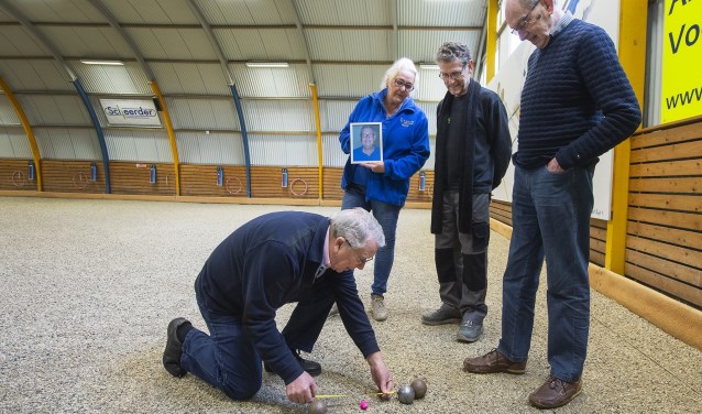 Irene Maes, met in haar hand een foto van de overleden voorzitter Harry Saaltink, draagt nu als interim de voorzitterspet.