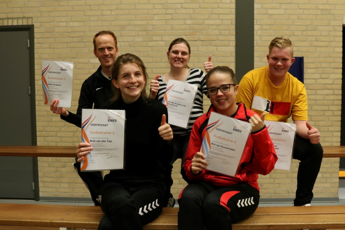 De trainers van KV Telstar die hun diploma KorfbalTrainer2 behaalden