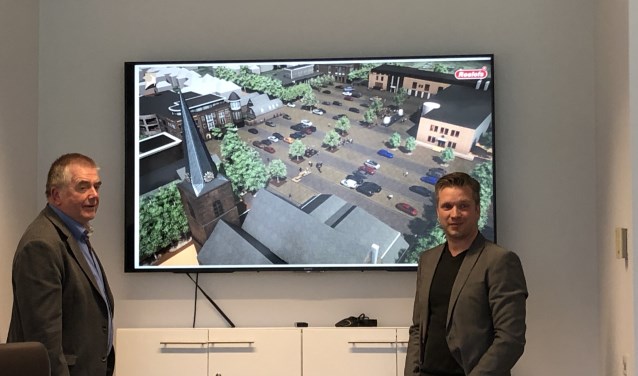 Wethouder Roelof Koekkoek (links) bekijkt de plannen met de projectleider.