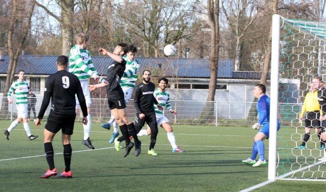 Tobu Correia kopt de 2-1 binnen voor Amstelveen Heemraad.