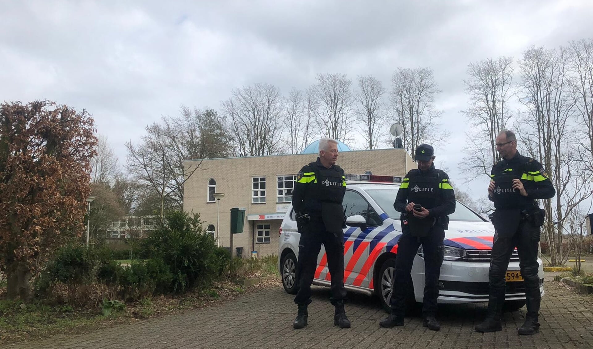 Bij de Haci Bayram moskee in Driebergen is momenteel zichtbare politiebeveiliging aanwezig. 