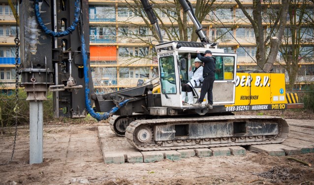 Thea de Jong sloeg de eerste paal van het rouwcentrum van Orchis uitvaartzorg.