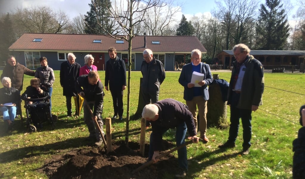De Rotary Ermelo-Putten plantte op het Zorgerf in Putten een wensboom en zet zich onder meer in om die wensen uit te laten komen. In het midden rechts naast de boom staat het oudste lid van de club, Dirk Bouman.