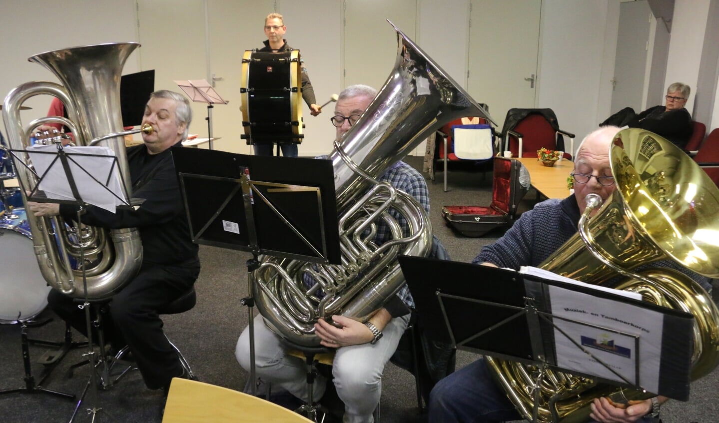 Het Vrijwillig Muziek en Tamboerkorps repeteert in de Generaal Winkelman Kazerne in Harskamp.