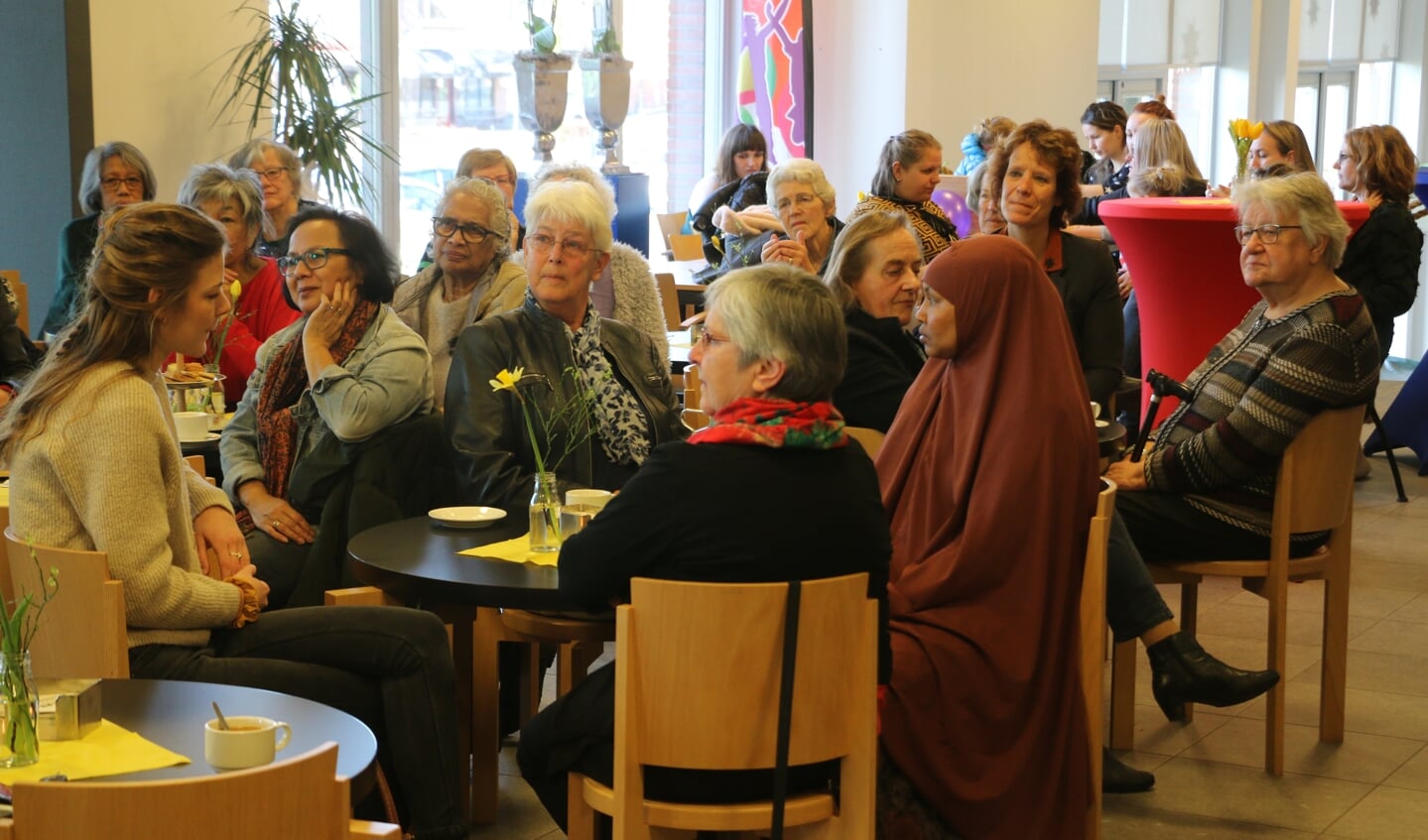 Een gemêleerd gezelschap van dames bezocht vrijdag het buurtcentrum van het Westhoffhuis in Lunteren, waar wethouder Willemien Vreugdenhil een betoog hield.