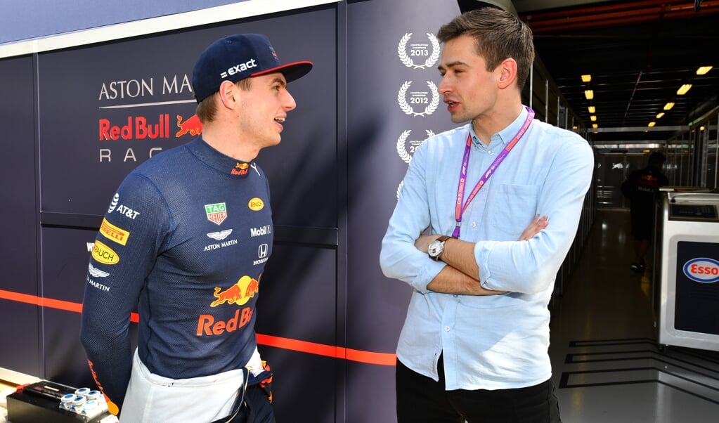Max Verstappen en Erik van Haren in 2019 in gesprek.