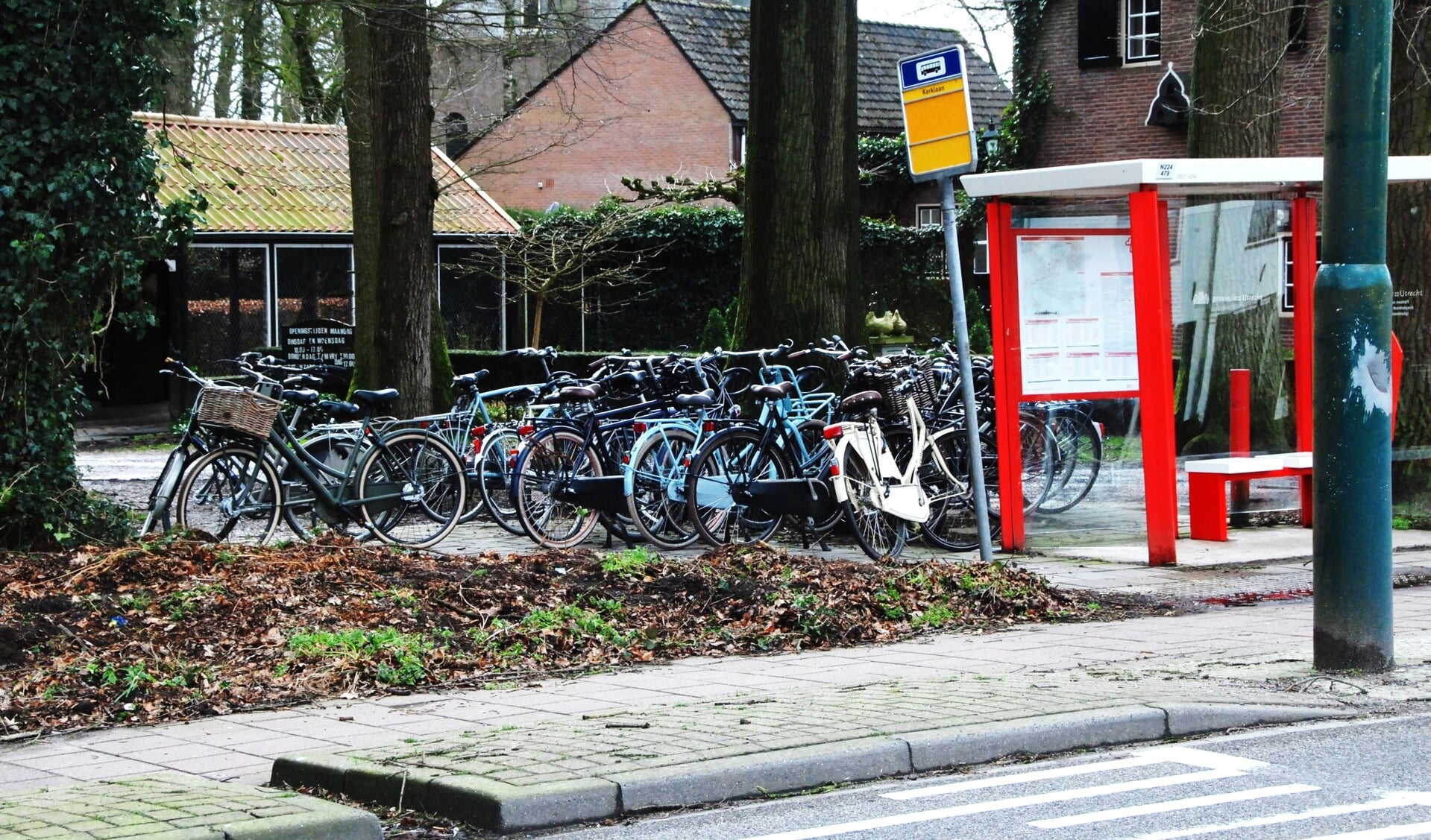 De parkeerruimte voor fietsen bij bushaltes wordt uitgebreid.