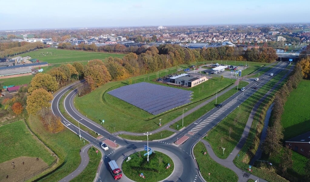 Voorbeeld van een mogelijke locatie voor zonnepanelen op restgrond, hier ingetekend op het grasveld naast tankstation Argos in Barneveld, langs de Scherpenzeelseweg bij de oprit naar snelweg A30.