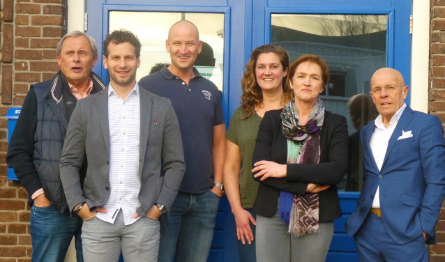 De Dorpsraad. Vlnr. Henk Ruighaver, Nick Petter, Gideon Duwel, Bonnie Evers, Nienke Banck en Wim Kruyt.