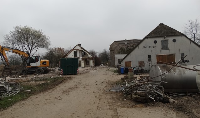 Half februari begon de sloop van bijgebouwen van monumentale boerderij Het Burgje. Hieromheen wordt een buurtschap gebouwd.