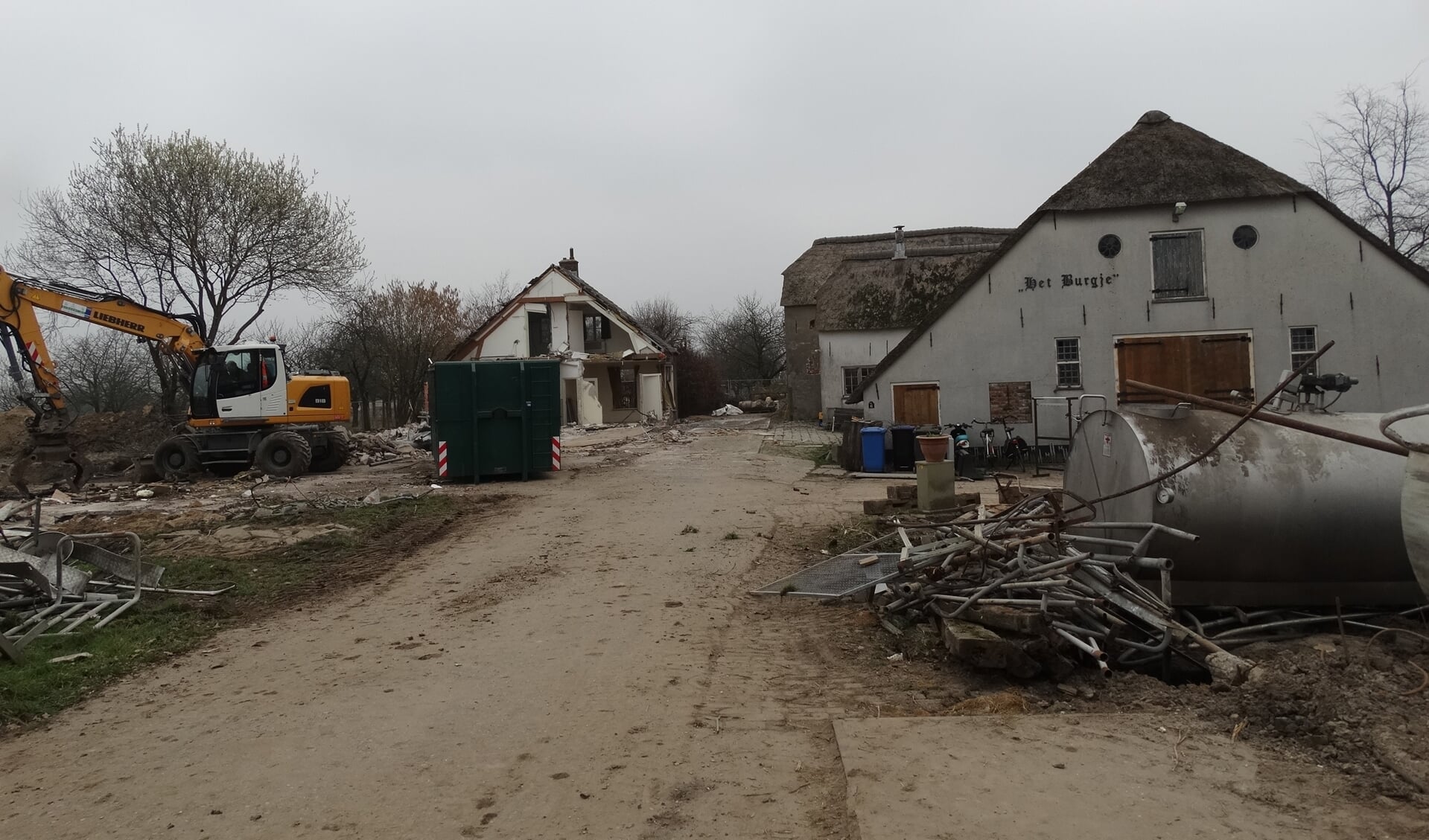 Half februari begon de sloop van bijgebouwen van monumentale boerderij Het Burgje. Hieromheen wordt een buurtschap gebouwd. 