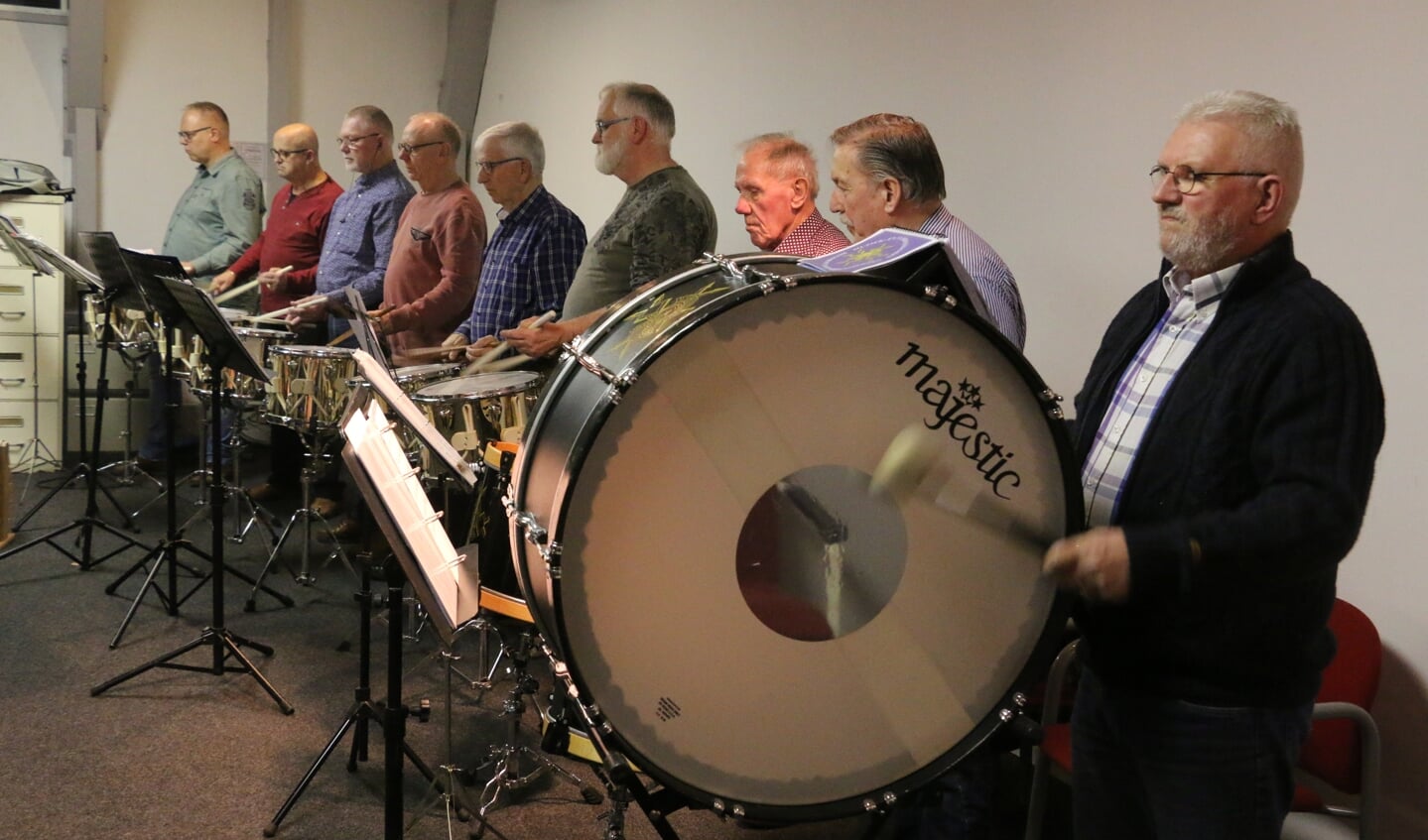 Het Vrijwillig Muziek en Tamboerkorps repeteert in de Generaal Winkelman Kazerne in Harskamp.