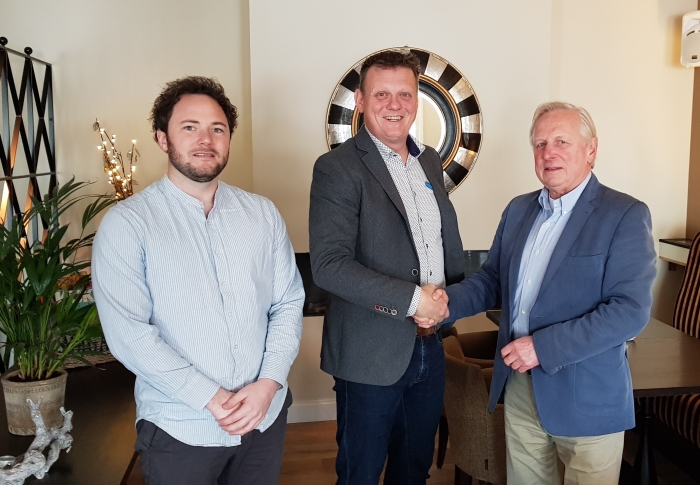 v.l.n.r. Freddy Scherpenzeel- alg. coördinator Voedselbank KR, Jaap Remme- voorzitter Voedselbank KR, Albert Hekkers- bedrijfsleider AH Wijk bij Duurstede