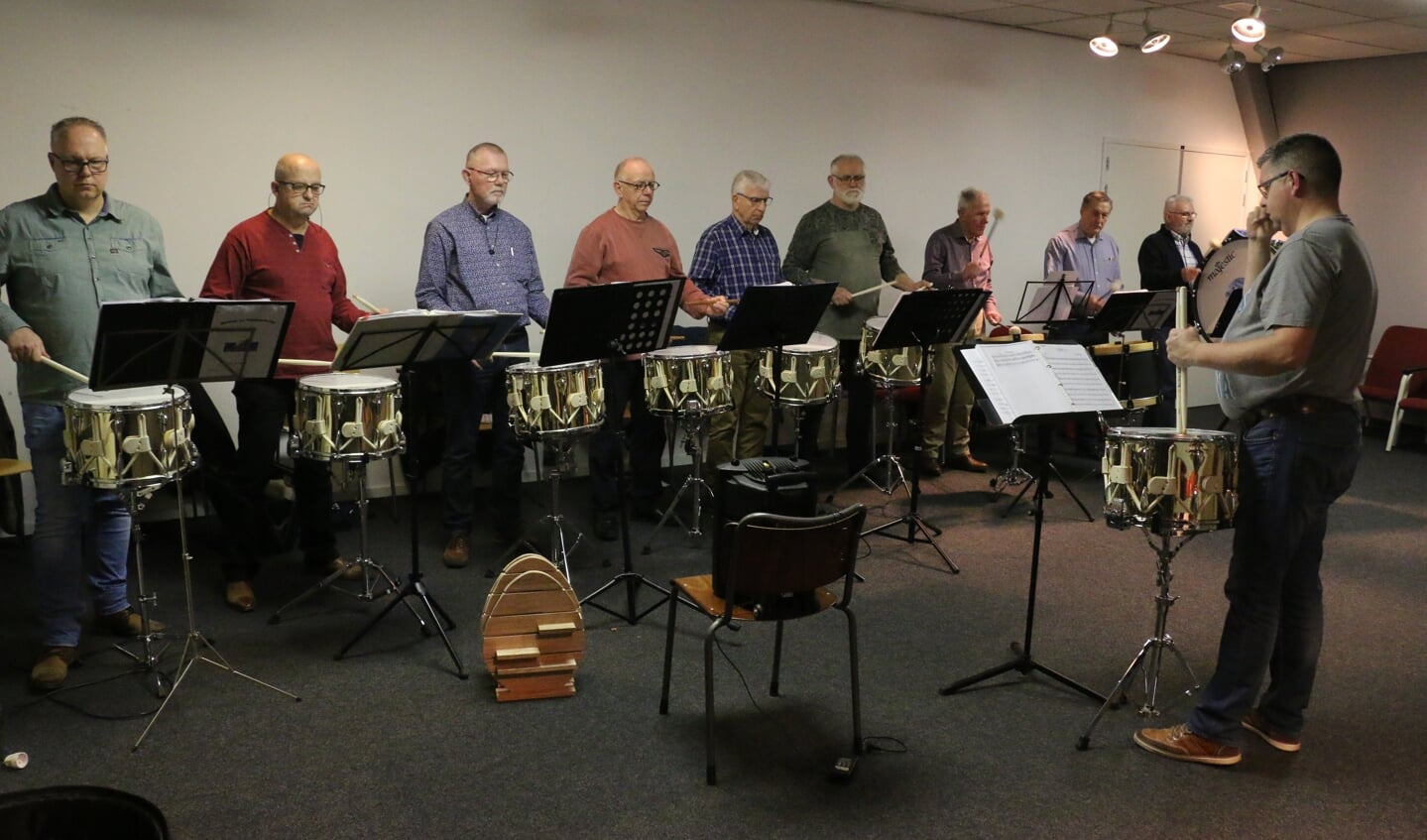 Het Vrijwillig Muziek en Tamboerkorps repeteert in de Generaal Winkelman Kazerne in Harskamp.