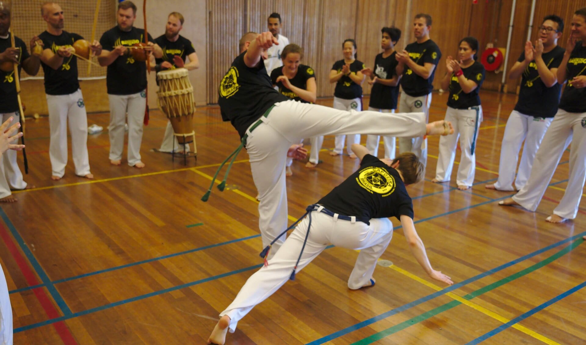 Twee capoeiristas spelen capoeira in een 'roda' (kring) 