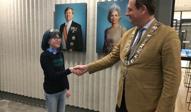 Burgemeester Gerolf Bouwmeester feliciteert zijn jeugdige ambtsgenoot Lotte van den Tweel.