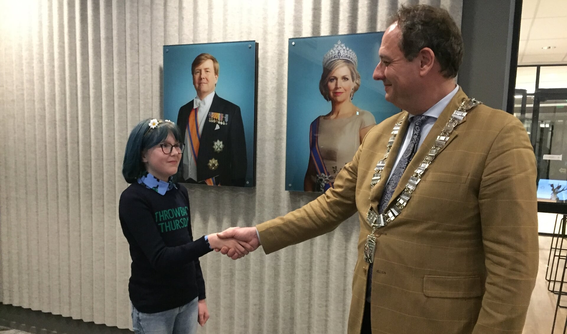 Burgemeester Gerolf Bouwmeester feliciteert zijn jeugdige ambtsgenoot Lotte van den Tweel.