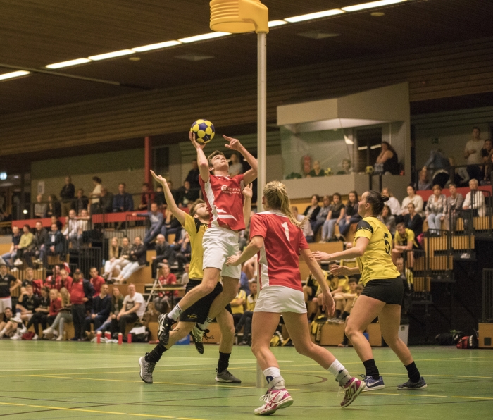 Dennis van Eijl met een actie onder de korf.