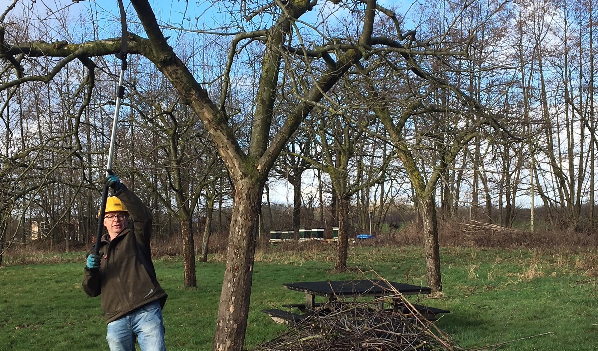 Voor coördinator Eric Heijenberg is een dag snoeien in een boomgaard iedere keer een feestje.