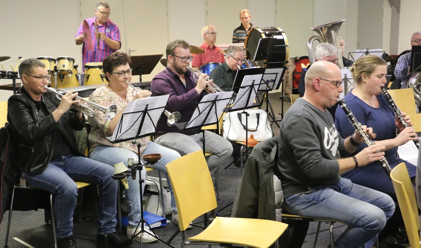 Het Vrijwillig Muziek en Tamboerkorps repeteert in de Generaal Winkelman Kazerne in Harskamp.