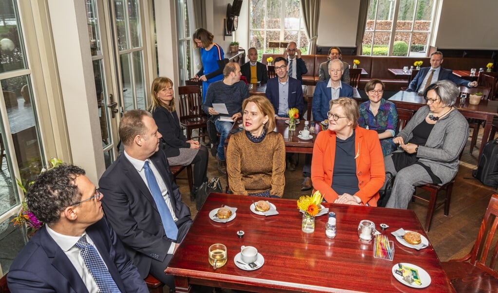Wethouder Hans van Daalen (links) in gesprek met minister Cora van Nieuwehuizen (midden).